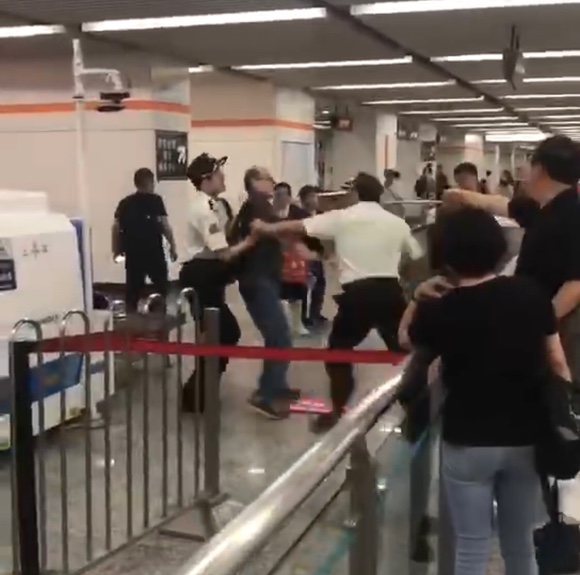 罗恩的暗黑手套安检员被停职！警方通报上海地铁安检员与乘客互殴后续