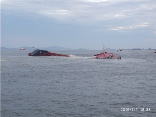 dnf小然触礁！4名船员刚获救，货船旋即沉没