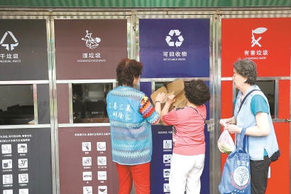 都市天龙司马小刀《上海市生活垃圾管理条例》施行 “定时定点分类投放”成规矩