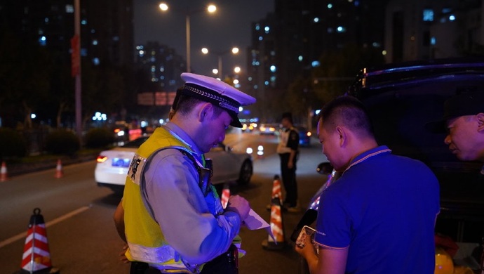 邦美特:昨夜今晨，上海街头多处公安设卡临检，开展夜间违法犯罪联合查堵行动